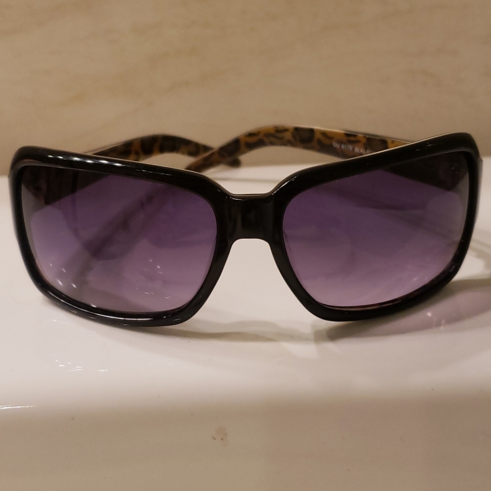 COPY - GUESS Black Sunglasses w/Leopard